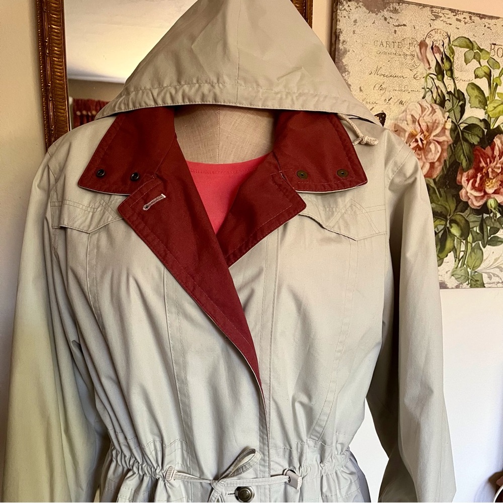 Edward Chapman Ladies Shop, Vintage Raincoat, fully lined with tuck aw…